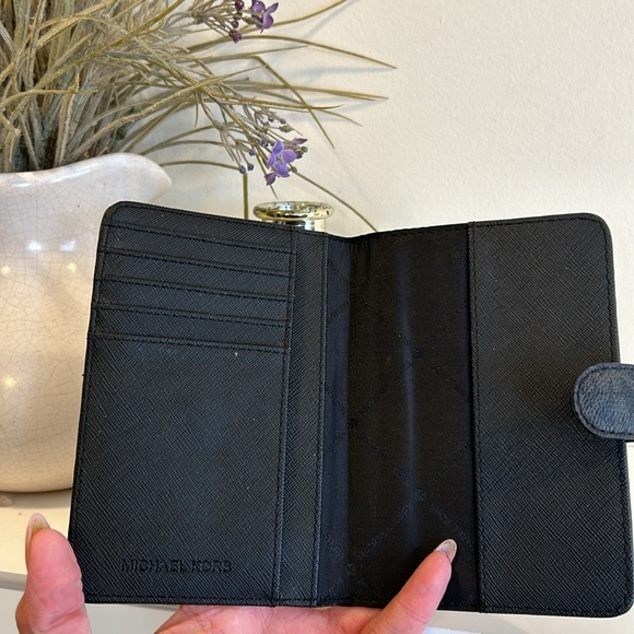 Michael kors monogram charcoal passport holder - Picture 9 of 14